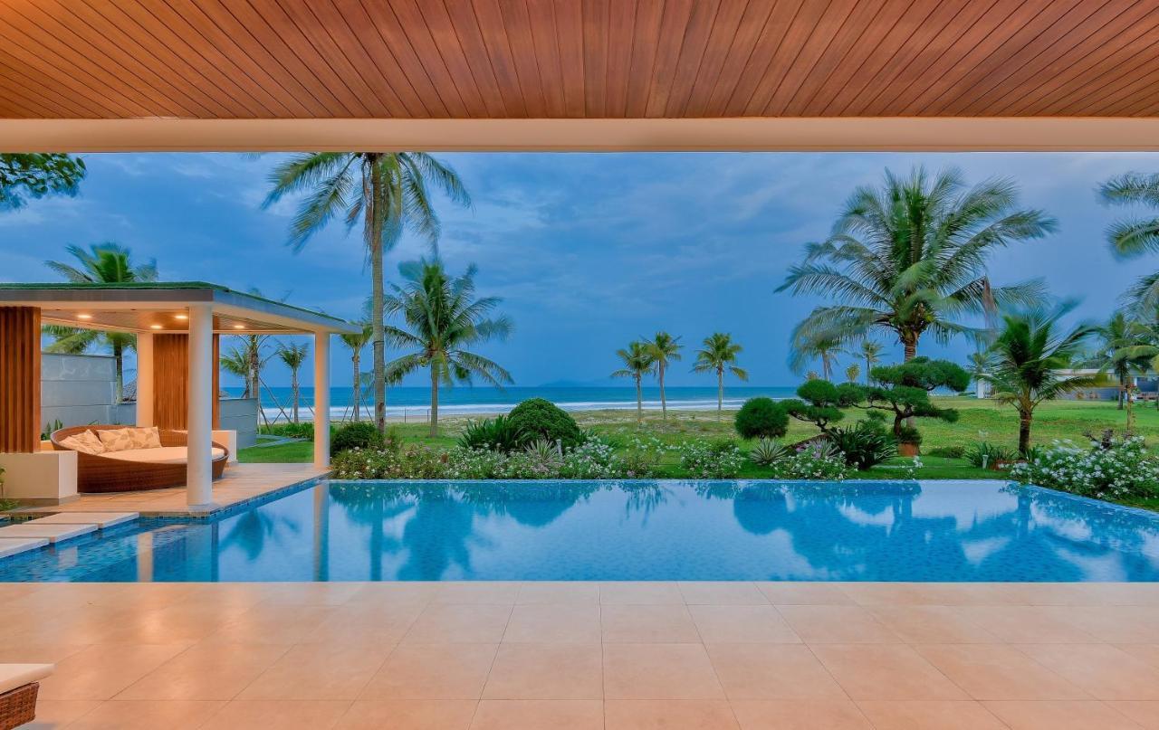 Deluxe Ocean Villa Along The Beach Da Nang Buitenkant foto